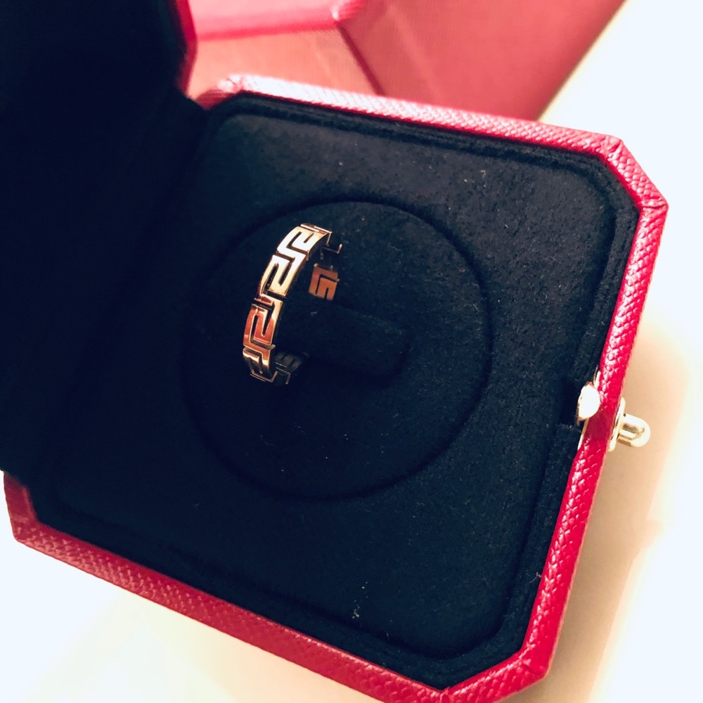 Designer’s ring. Size: 6/52